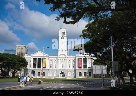 Victoria Theatre und Victoria Memorial Hall, durch den Singapore River, im kolonialen Stadtteil von Singapur; vorne: Statue des Stamford Raffles Stockfoto