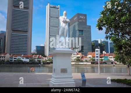 Eine weiße Statue von Sir Stamford Raffles am Landing Pier von Raffles, Boat Quay, Singapore River, Singapur Stockfoto