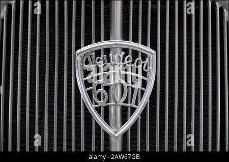 Peugeot 601-Logo auf dem Kühler eines Retro-Wagens Stockfoto