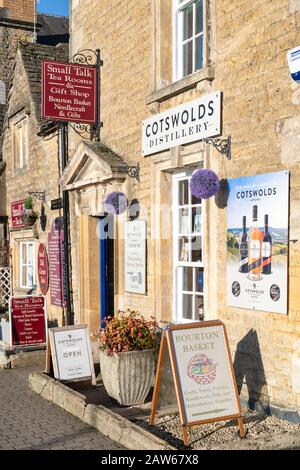 Die brennerei cotswolds lädt am Nachmittag ins Winterlicht ein. Bourton on the Water, Cotswolds, Gloucestershire, England Stockfoto