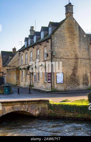 Altes Manse Hotel am Nachmittag Wintersonne. Bourton on the Water, Cotswolds, Gloucestershire, England Stockfoto