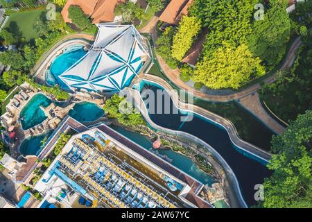 Singapur, April 2019. Blick auf das Hard Rock Hotel von der Seilbahn Singapur aus. Es ist eine Gondelbahn, die eine Luftverbindung vom Mount Faber o bietet Stockfoto