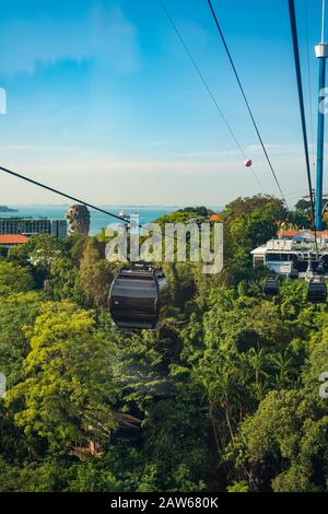 Singapur, April 2019. Weg zum Bahnhof Sentosa mit der Seilbahn Singapur. Es ist eine Gondelbahn, die eine Luftverbindung vom Mount Faber am Mai bietet Stockfoto