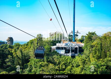 Singapur, April 2019. Weg zum Bahnhof Sentosa mit der Seilbahn Singapur. Es ist eine Gondelbahn, die eine Luftverbindung vom Mount Faber am Mai bietet Stockfoto