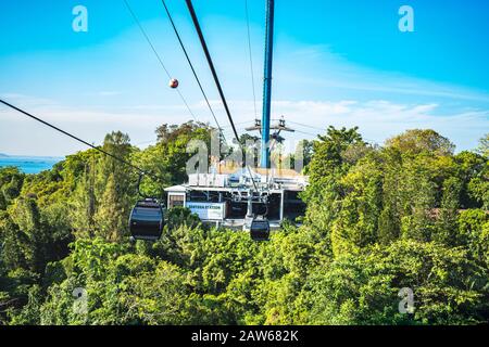 Singapur, April 2019. Weg zum Bahnhof Sentosa mit der Seilbahn Singapur. Es ist eine Gondelbahn, die eine Luftverbindung vom Mount Faber am Mai bietet Stockfoto