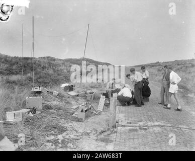 Rekordflug Gloster Meteor über Ameland. Anmerkung: Experten des National Aeronautics Laboratory Instruments Datum: 28. August 1949 Standort: Ameland, Friesland Schlüsselwörter: Luftfahrt, Messungen, Aufzeichnungen, Name der Flugzeugperson: Gloster Meteor, National Aerospace Laboratory Stockfoto
