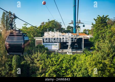 Singapur, April 2019. Weg zum Bahnhof Sentosa mit der Seilbahn Singapur. Es ist eine Gondelbahn, die eine Luftverbindung vom Mount Faber am Mai bietet Stockfoto