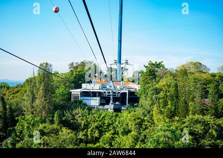 Singapur, April 2019. Weg zum Bahnhof Sentosa mit der Seilbahn Singapur. Es ist eine Gondelbahn, die eine Luftverbindung vom Mount Faber am Mai bietet Stockfoto