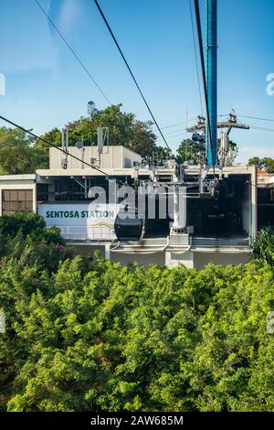 Singapur, April 2019. Weg zum Bahnhof Sentosa mit der Seilbahn Singapur. Es ist eine Gondelbahn, die eine Luftverbindung vom Mount Faber am Mai bietet Stockfoto