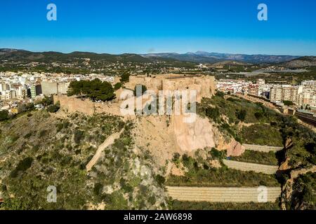 Luftbild der mittelalterlichen Onda teilweise restaurierte mittelalterliche Burgruine in Spanien mit konzentrischen Wänden, halbrunden Türmen, Innen- und vorburg Stockfoto