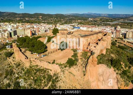 Luftbild der mittelalterlichen Onda teilweise restaurierte mittelalterliche Burgruine in Spanien mit konzentrischen Wänden, halbrunden Türmen, Innen- und vorburg Stockfoto