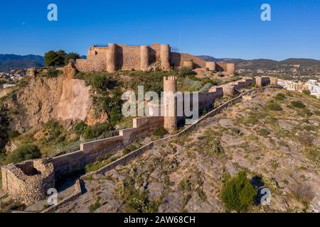 Luftbild der mittelalterlichen Onda teilweise restaurierte mittelalterliche Burgruine in Spanien mit konzentrischen Wänden, halbrunden Türmen, Innen- und vorburg Stockfoto