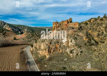 Luftaufnahme der mittelalterlichen Burgruine Santa Croche (Heiliger Kreuz) auf der Straße nach Albarracin Spanien auf einem steilen Krag mit einem halbkreisförmigen Donjon und teilweise Stockfoto