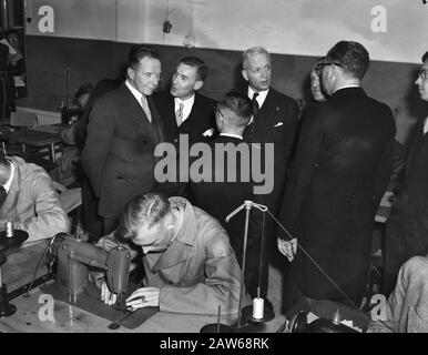 Eröffnung der Schule für Sekundärbekleidung Keizersgracht von Minister Rutten Datum: 21. September 1951 Schlagwörter: Eröffnungsperson Name: Weiterführende Schule für Bekleidung, Minister Rutten Stockfoto