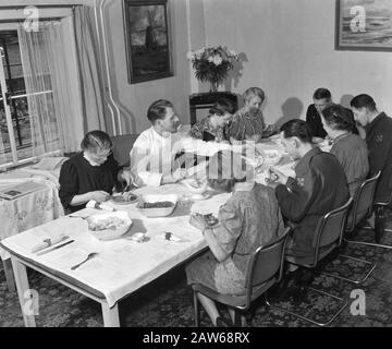 Palast Soestdijk Innenräume und Personal Datum: 7. Juni 1946 Schlüsselwörter: Innenräume, EINRICHTUNG DES PERSONALS Name: Schloss Soestdijk Stockfoto