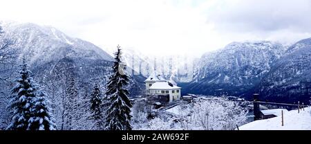 Panorama der Winterschneelandschaft Hallstatt durch den Wald im Hochtal führt zum alten Salzbergwerk Hallstatt in Österreich Stockfoto