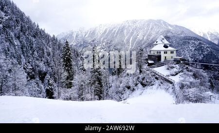 Landschaft der Hallstatter Winterschneelandschaft Tal und See durch den Wald im Hochland führt zum alten Salzbergwerk Hallstatt, Austr Stockfoto