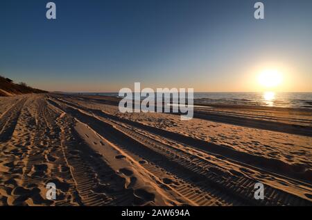 Schöner, ätherischer, ruhiger Sonnenuntergang an der Ostsee und nordische Dünen von Kurischer Nehrung, Nida, Litauen Stockfoto