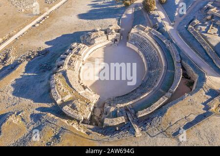 Luftaufnahme von Segobriga, der alten römischen und der Stadt Visigoth mit Tempel- und Amphitheaterruinen in der Provinz Cuenca in Zentralspanien Stockfoto
