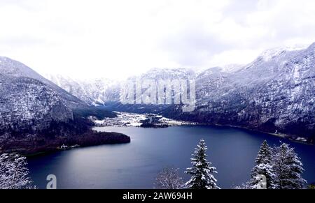 Landschaft der Hallstatter Winterschneelandschaft Tal und See durch den Wald im Hochland führt zum alten Salzbergwerk Hallstatt, Austr Stockfoto