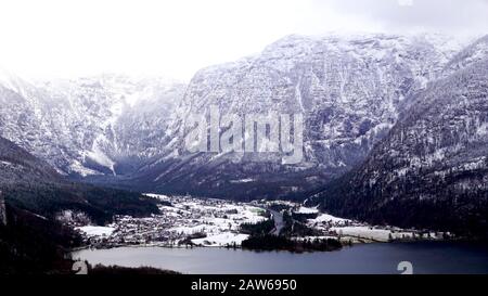 Aussichtspunkt Hallstatter Winter-Schneeberg-Landschaft und Land mit See im Hochtal führt zum alten Salzbergwerk Hallstatt, Österreich Stockfoto