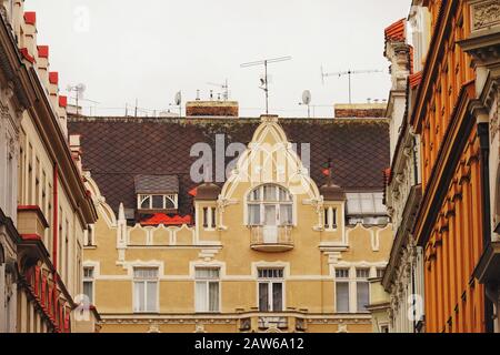 Mittelalterlich inspirierte tschechische Jugendstilarchitektur und Gebäudedach, Fenster, Schlafsaal und Dachzimmer in Prag, tschechische republik Stockfoto