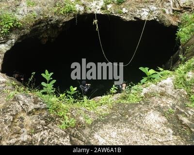 Tauchgänge bereiten sich auf den Spelunking in Cenote Calavera in Tulum, Mexiko vor. Stockfoto