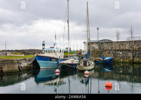 Carnlough, Nordirland, Großbritannien;19. Mai 2020: Boote im kleinen Hafen im Fischerdorf Stockfoto