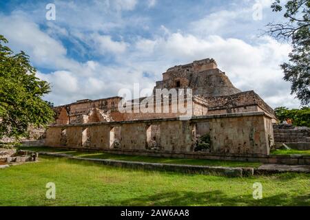 Die Pyramide des Magiers und der Nunnery Quadrangle in Uxmal, Yucatan, Mexiko. Stockfoto