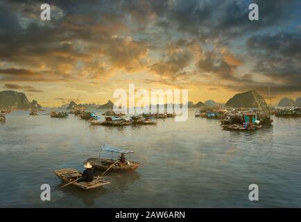 Sonnenuntergang in ha Long Bay, Vietnam Stockfoto