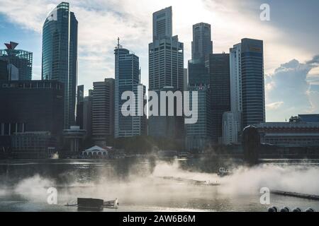 Singapur, April 2019. Die CBD-Gebäude, die von den Marina Bay Sands aus gesehen werden. Central Area, auch City Area genannt, und informell City, ist der Cit Stockfoto