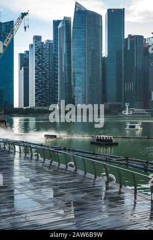 Singapur, April 2019. Die CBD-Gebäude, die von den Marina Bay Sands aus gesehen werden. Central Area, auch City Area genannt, und informell City, ist der Cit Stockfoto