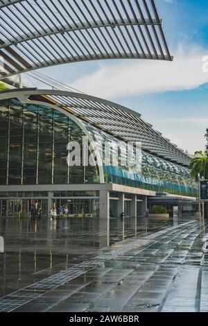 Singapur, April 2019. Marina Bay Sands am Tag. Marina Center, mit Marina Bay im Vordergrund. Marina Center ist eine Zone des zurückgewonnenen Landes w Stockfoto