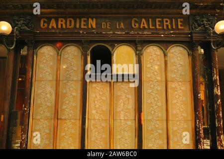 Gardien DE LA GALERIE - Bogenfenster und alte Spitzengardinen, Galerie Véro-Dodat, 75001 Paris, Frankreich Stockfoto