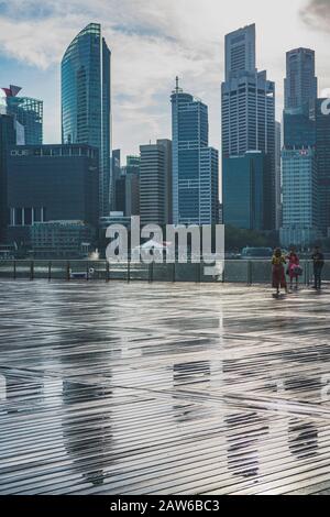 Singapur, April 2019. Die CBD-Gebäude, die von den Marina Bay Sands aus gesehen werden. Central Area, auch City Area genannt, und informell City, ist der Cit Stockfoto