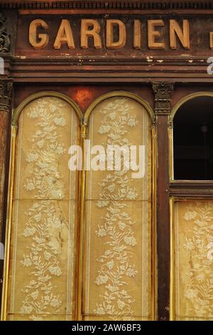 Gardien DE LA GALERIE - Bogenfenster und alte Spitzengardinen, Galerie Véro-Dodat, 75001 Paris, Frankreich Stockfoto