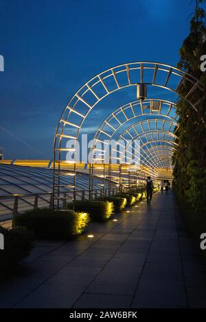 Singapur, April 2019. Marina Bay Sands Garten am Abend. Marina Center, mit Marina Bay im Vordergrund. Das Marina Center ist eine Zone der Rückernahmen Stockfoto