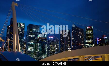 Singapur, April 2019. Die CBD-Gebäude, die von den Marina Bay Sands aus gesehen werden. Central Area, auch City Area genannt, und informell City, ist der Cit Stockfoto