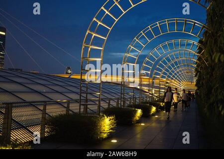 Singapur, April 2019. Marina Bay Sands Garten am Abend. Marina Center, mit Marina Bay im Vordergrund. Das Marina Center ist eine Zone der Rückernahmen Stockfoto