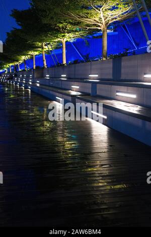 Singapur, April 2019. Marina Bay Sands Garten am Abend. Marina Center, mit Marina Bay im Vordergrund. Das Marina Center ist eine Zone der Rückernahmen Stockfoto