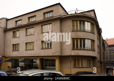 Tschechischer Kubist, Jugendstilarchitektur und Gebäude in Prag, tschechische republik, perspektivischer architektonischer Blick. Stockfoto