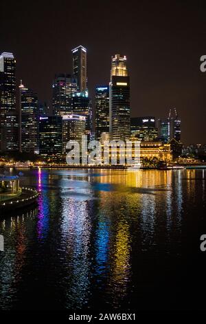 Singapur, April 2019. Die CBD-Gebäude in der Nacht vom Marina Bay Sands aus gesehen. Central Area, auch City Area genannt, und informell Die City, i. Stockfoto
