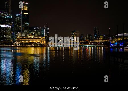 Singapur, April 2019. Die CBD-Gebäude in der Nacht vom Marina Bay Sands aus gesehen. Central Area, auch City Area genannt, und informell Die City, i. Stockfoto