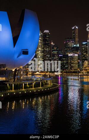 Singapur, April 2019. Singapore Art Science Museum in der Nacht. Es ist das weltweit erste ArtScience Museum. Obwohl es über eine ständige Ausstellung verfügt, ist ArtSc Stockfoto