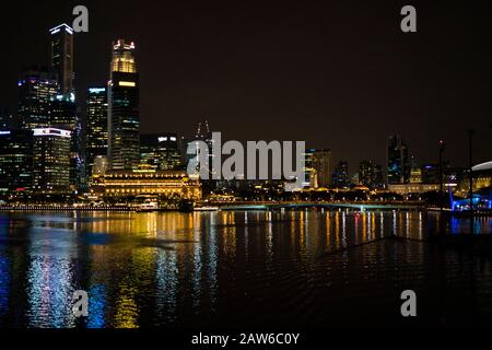 Singapur, April 2019. Die CBD-Gebäude in der Nacht vom Marina Bay Sands aus gesehen. Central Area, auch City Area genannt, und informell Die City, i. Stockfoto