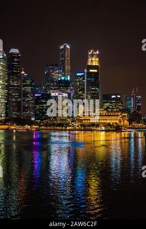 Singapur, April 2019. Die CBD-Gebäude in der Nacht vom Marina Bay Sands aus gesehen. Central Area, auch City Area genannt, und informell Die City, i. Stockfoto