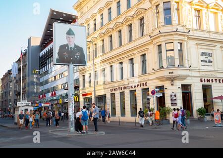 Berlin, Deutschland - 7. Juni 2019: Checkpoint Charlie. Berliner Mauer Kreuzungspunkt zwischen Ost-Berlin und West-Berlin während des Kalten Krieges Stockfoto