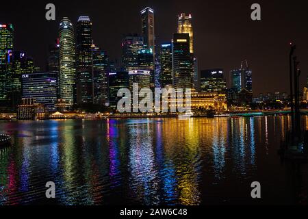 Singapur, April 2019. Die CBD-Gebäude in der Nacht vom Marina Bay Sands aus gesehen. Central Area, auch City Area genannt, und informell Die City, i. Stockfoto