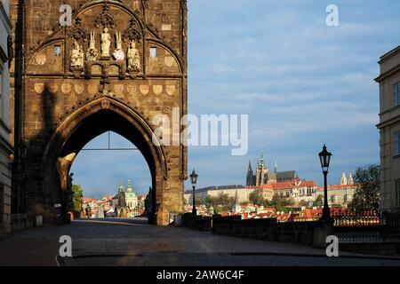 Altstädter Brückturm von karlova aus im Morgenlicht mit Prager Burg und der St. Vitus-Kathedrale S Nikolauskirche im Hintergrund zu sehen Stockfoto