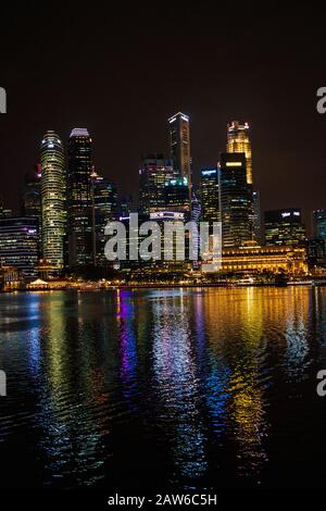 Singapur, April 2019. Die CBD-Gebäude in der Nacht vom Marina Bay Sands aus gesehen. Central Area, auch City Area genannt, und informell Die City, i. Stockfoto